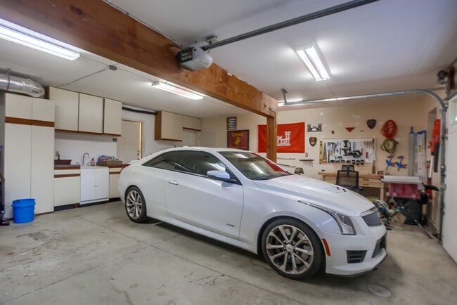 Building Photo - Beautiful, spacious 3 bedroom 2.5 bath hom...