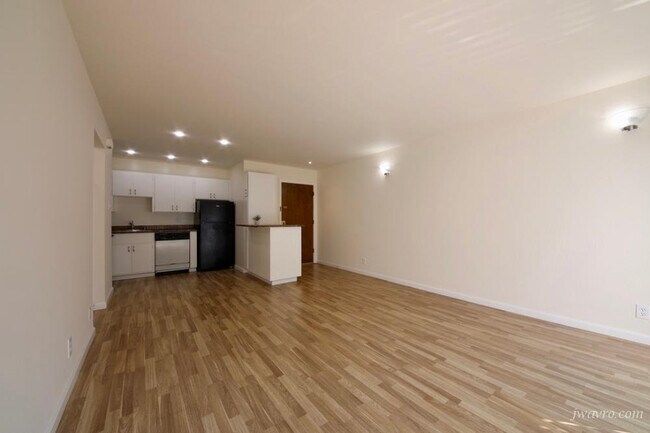 Building Photo - 1915 Greenwich St