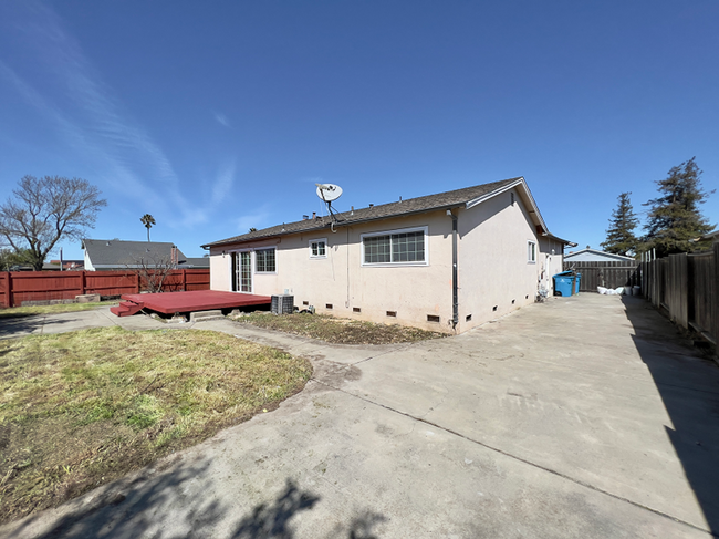 Building Photo - Renovated American Canyon Home Near School...