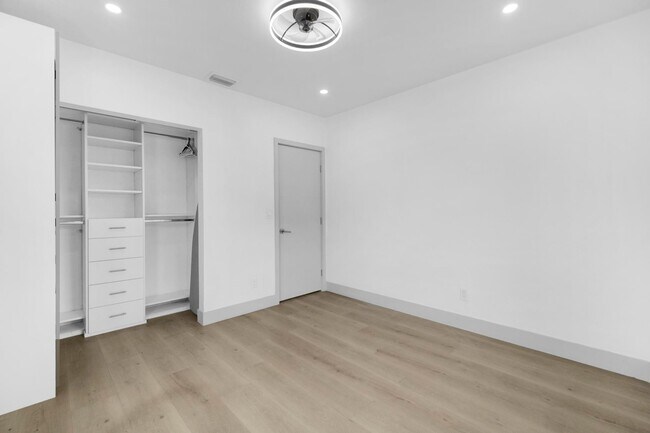 Building Photo - 570 SW 45th Ave