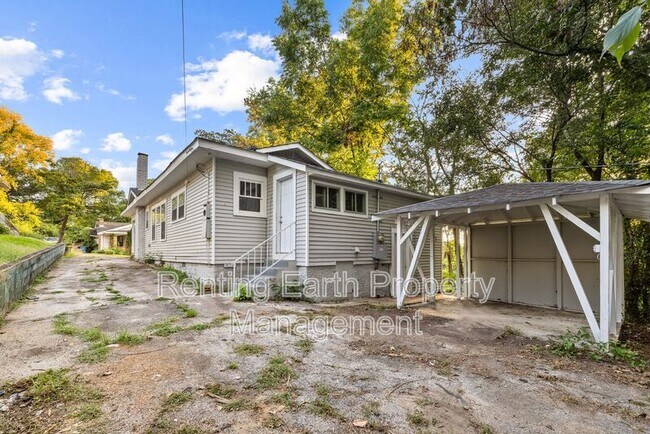 Building Photo - 1736 Mountain Dr