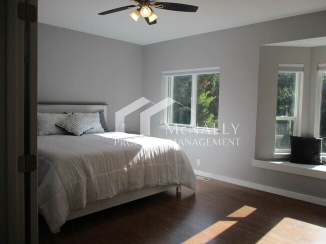 Building Photo - Modern 3-Bedroom, 2.5 Bath Home in a Point Richmond Ridge Cul-de-Sac