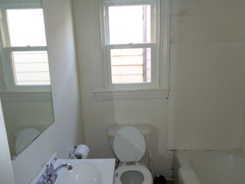 Building Photo - 1021 Melville St