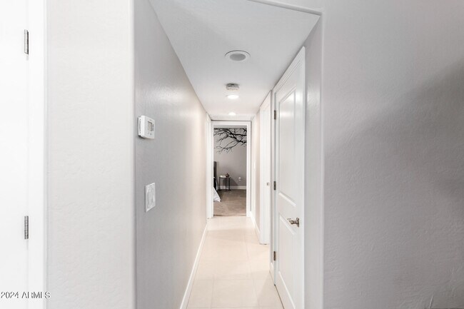 Building Photo - 2644 E Sylvia St