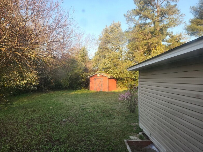 Building Photo - 2560 Pine Springs Dr