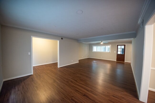 Building Photo - Beautiful home available today!
