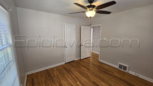 Building Photo - 1105 33rd St SE