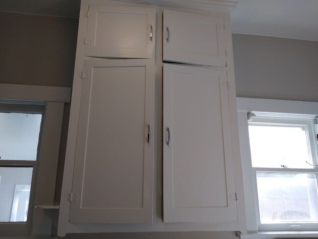 Building Photo - DU Charming 1920's Bungalow 2 Beds 1 Bath  Available Now