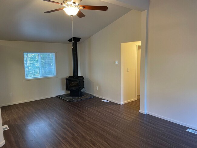 Building Photo - Lovely 3 Bedroom Home out of Town!