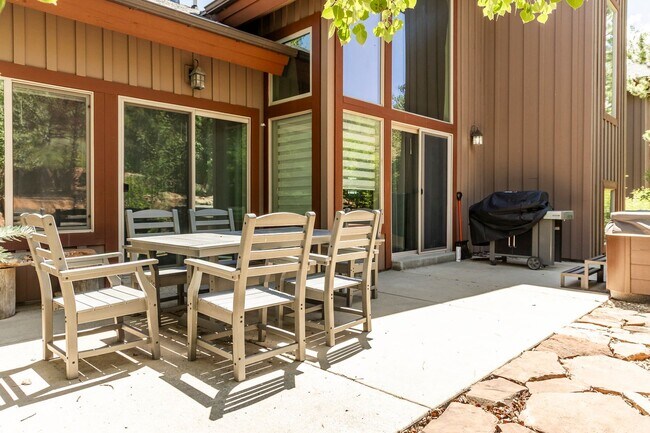 Building Photo - Modern Mountain Home in Desirable Pinebrook