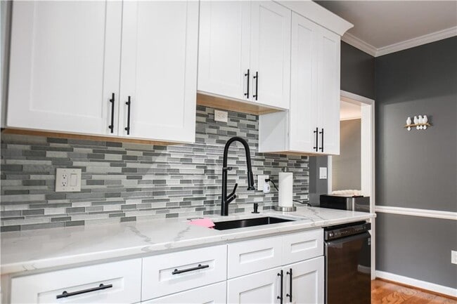 Building Photo - 304 Bridle Path