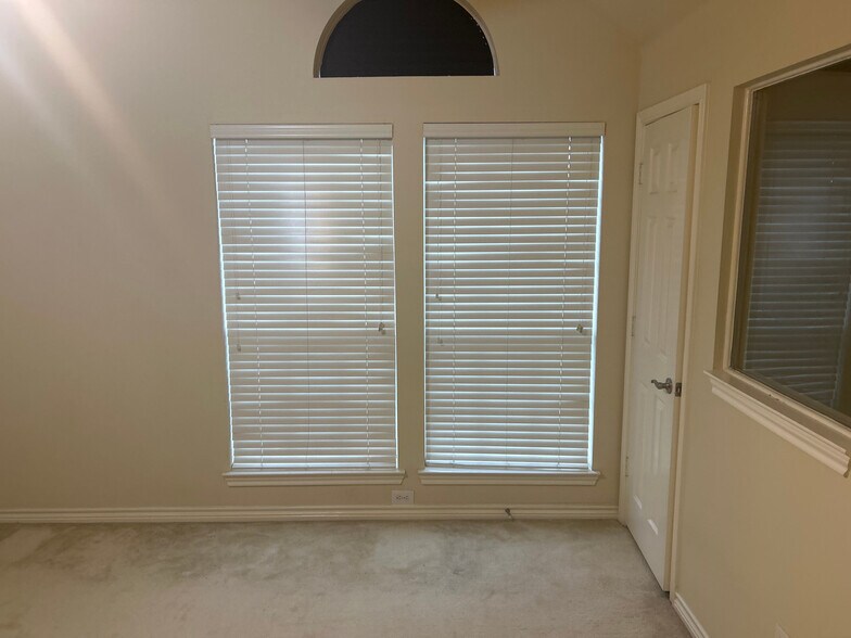 Building Photo - Room in House on Levant Ln