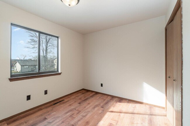Building Photo - 2 Bedroom Rental Duplex with Attached Garage $1300/month