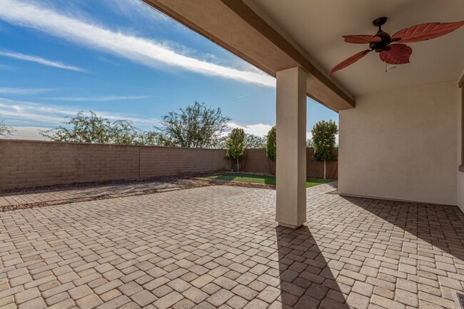 Building Photo - Move-In Ready Home with Verrado Amenities!