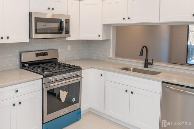 Building Photo - 801 Woodbridge Commons Way