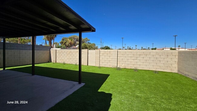 Building Photo - Stunning 3bed/2bath home nestled in a grea...