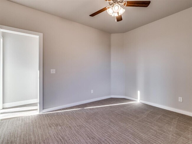 Building Photo - 2425 Rumble Ln