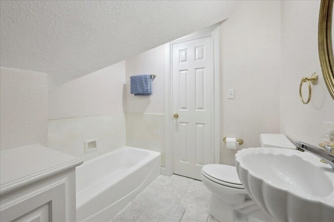 Building Photo - 4 Twin Cir Dr