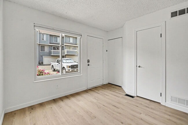 Building Photo - Spacious 2 Bed 2.5 Bath with a finished basement in the heart of Bear Creek