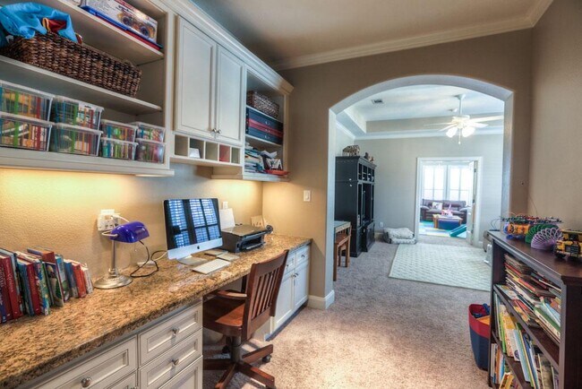 Building Photo - 1043 Memorial Village Dr