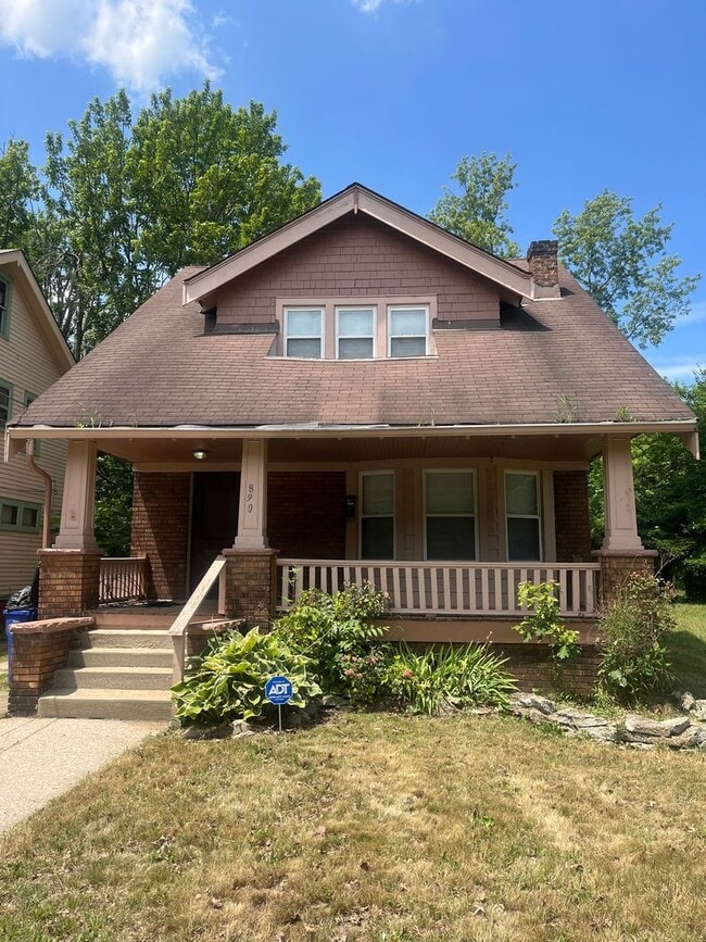 Building Photo - Section 8 Accepted! Spacious Newly Renovat...