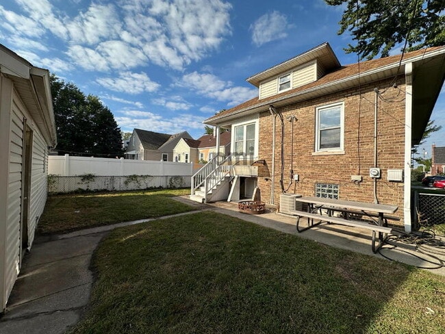 Building Photo - 2123 Davis Ave