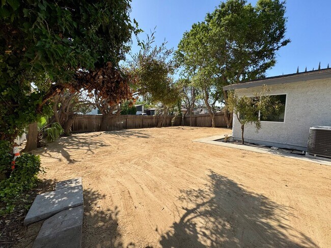 Building Photo - Newly Remodeled Gorgeous Open Floor Plan o...