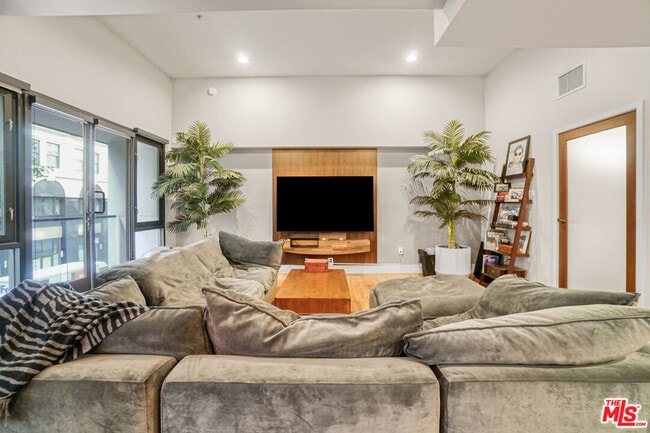 Building Photo - 460 S Spring St