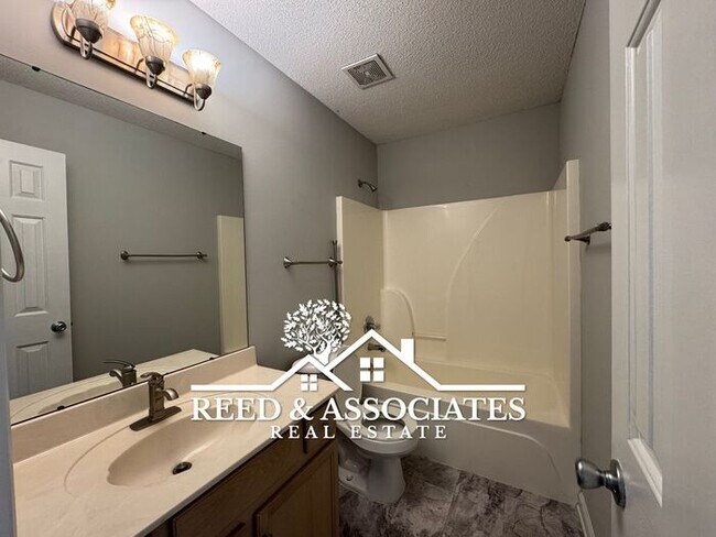 Building Photo - 3 Bedroom in Oakland!