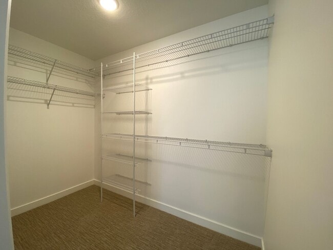 Building Photo - Two-story Single Family Home on Riverside.