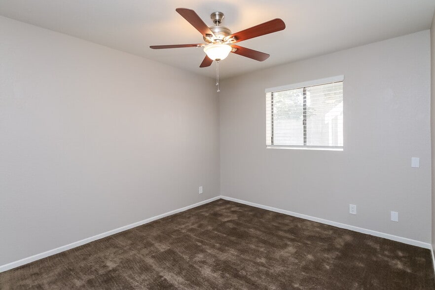 Building Photo - 921 S Val Vista Dr