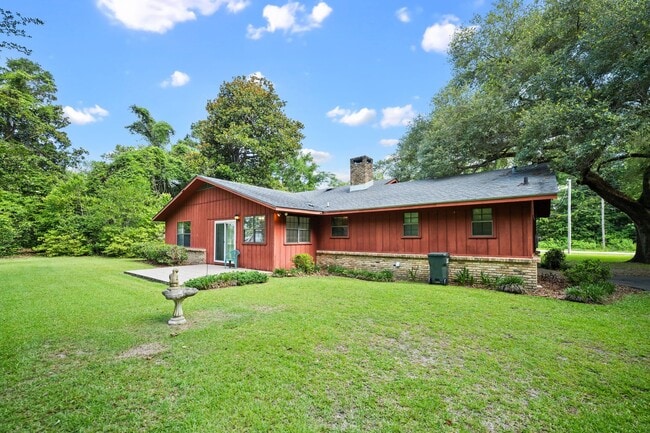 Building Photo - 18050 Steele Dr