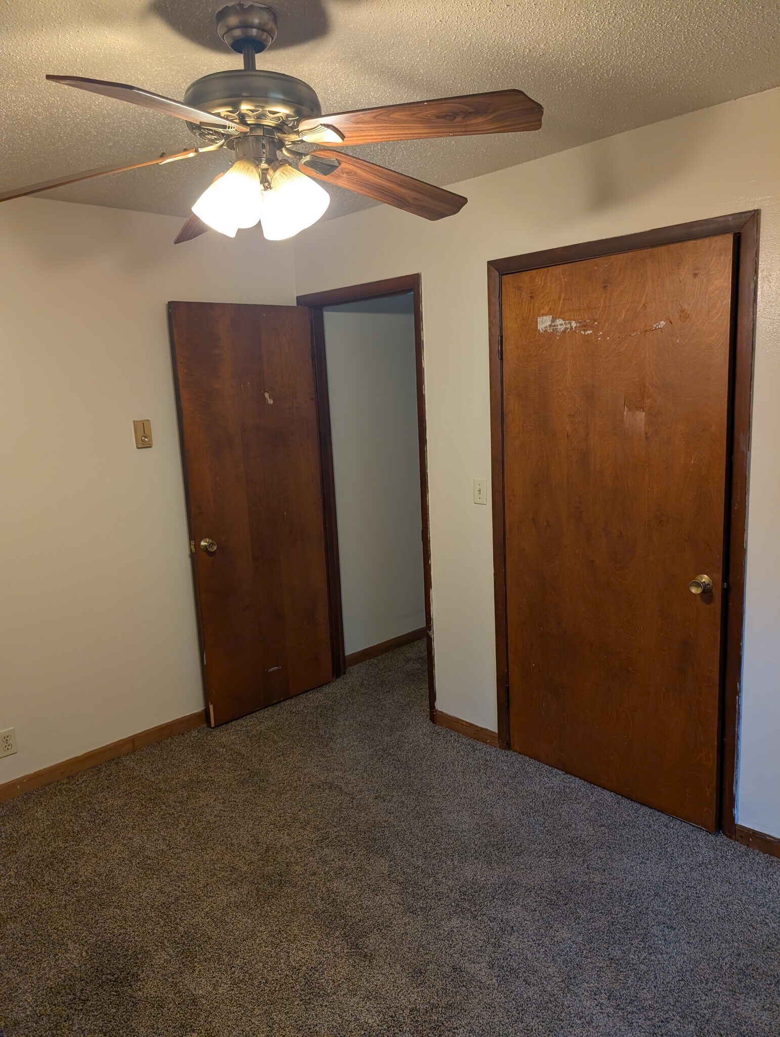 Building Photo - 401 W Walnut St