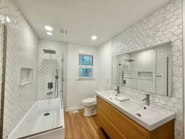 Building Photo - 209 Bramble Ct