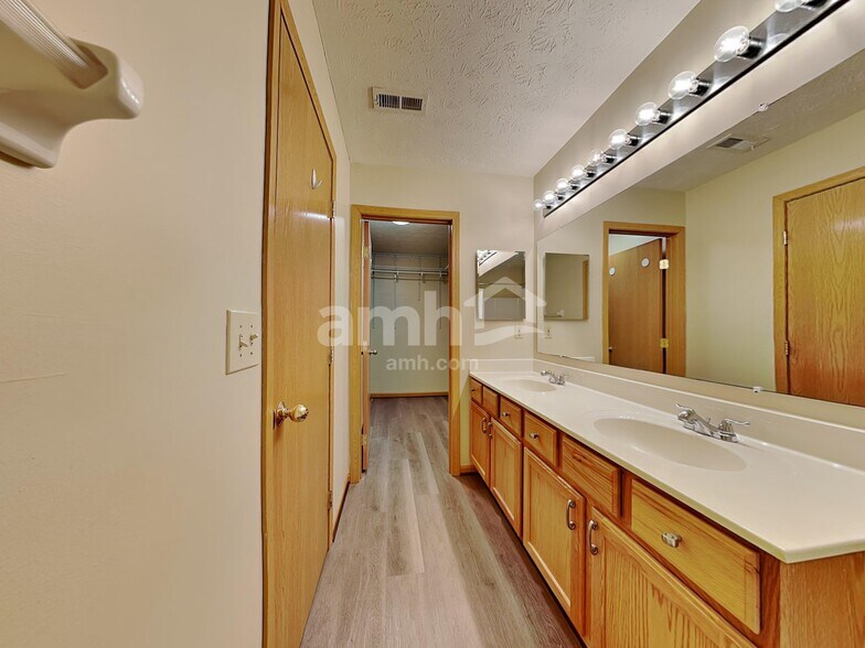 Building Photo - 7474 Heaton Cir