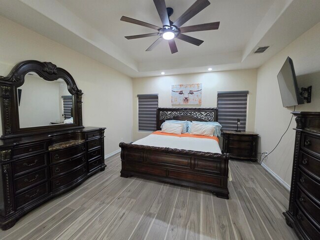 Building Photo - 302 Date Palm Dr