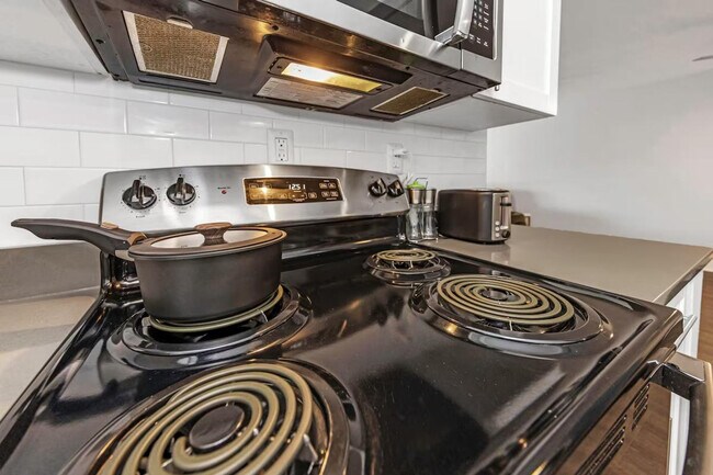 Building Photo - 4404 W Kennedy Blvd