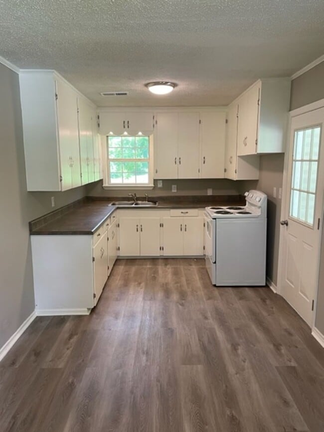 Building Photo - Renovated 3 Bedroom 1 Bath Home for Rent!