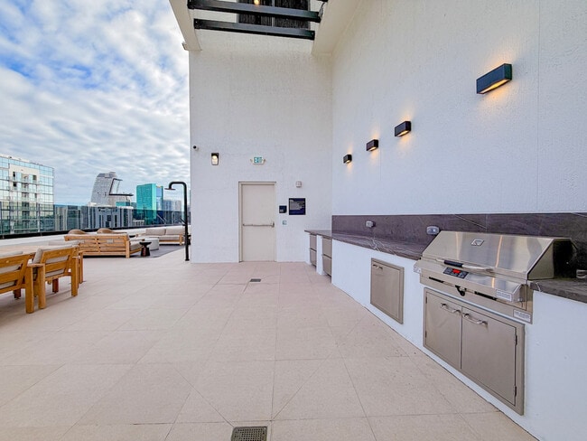 Building Photo - 225 N Miami Ave