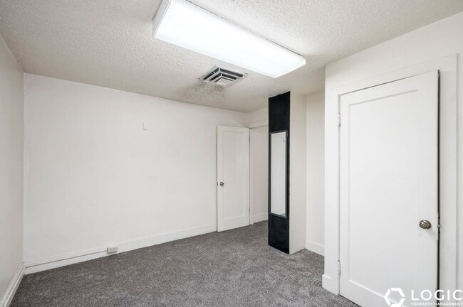 Building Photo - 136 S 300 W