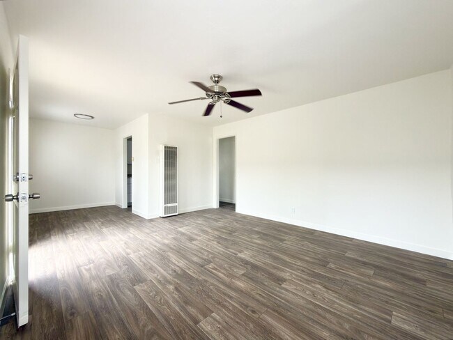 Building Photo - Single Level Cottage Near Downtown!