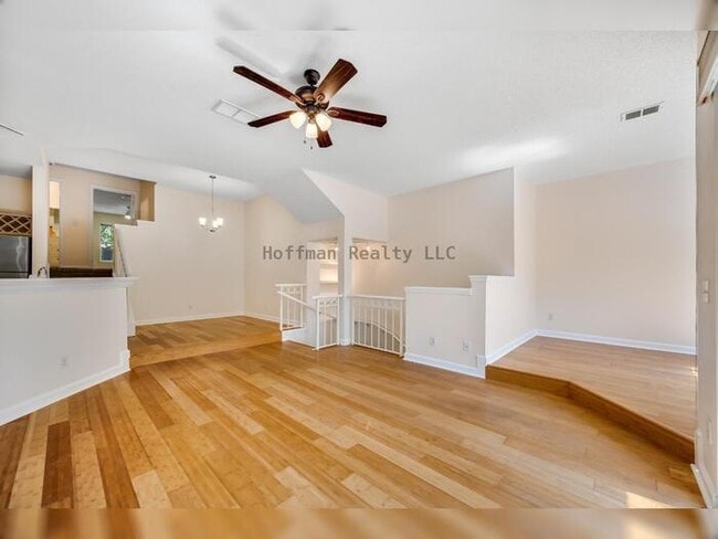 Building Photo - Condo on desirable Harbour Island