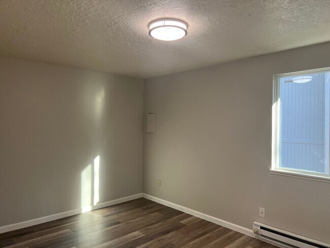 Building Photo - SHOWING TODAY - VIEW LISTING for 360° IMAG...