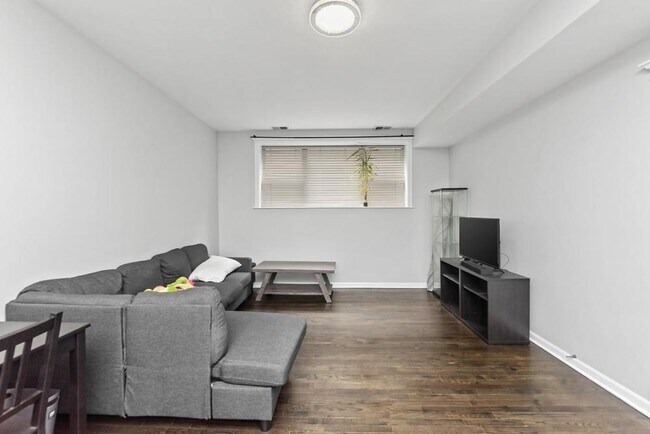 Building Photo - 2 bedroom in Chicago IL 60660