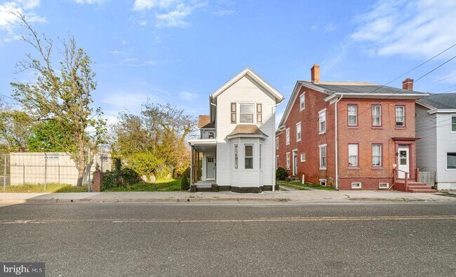 Building Photo - 4 Walnut St