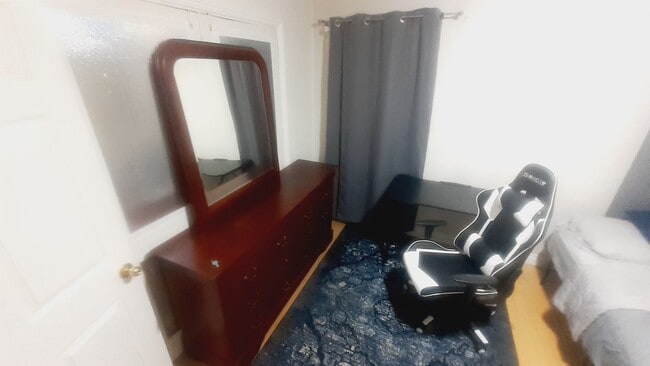 Building Photo - 1400 E Marshall Pl