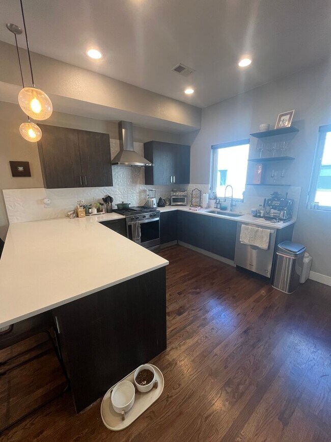 Building Photo - 2 Bed, 1 Bath Townhouse with Roof Top Deck