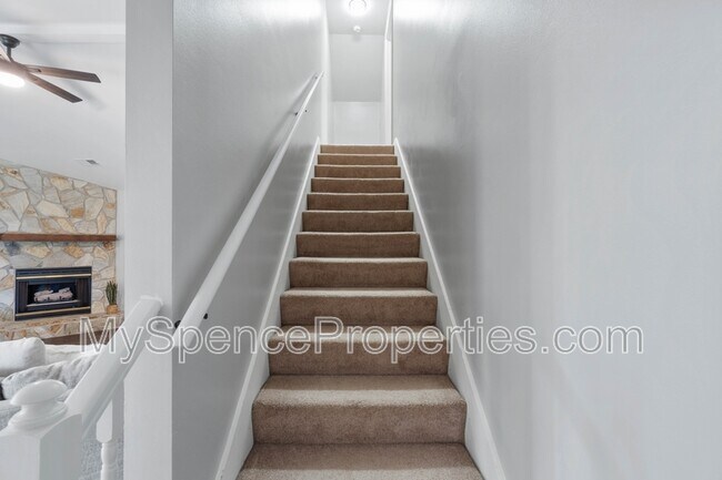 Building Photo - 102 Hollow Cove