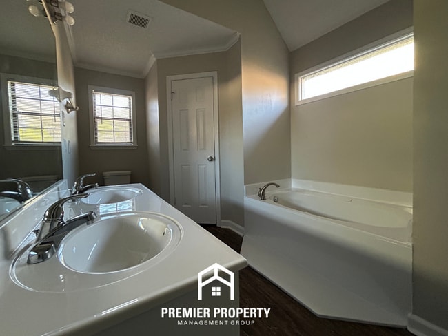 Building Photo - Spacious 3BR Memphis Home with Vaulted Ceilings, Fireplace, Deck & 2-Car Garage