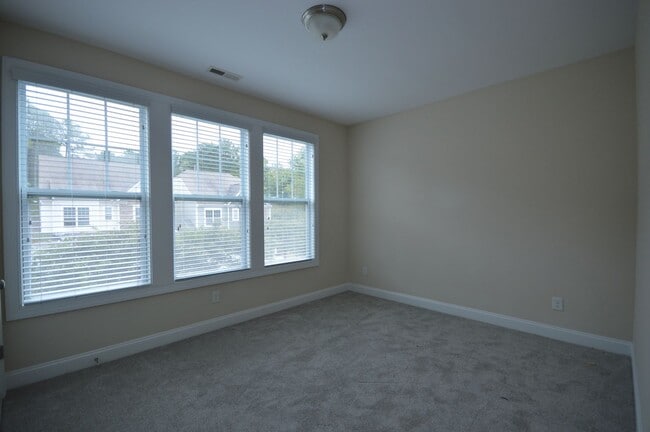 Building Photo - 542 Finnbar Dr